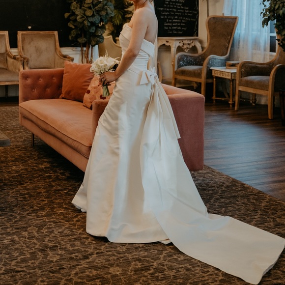 Carolina Herrera Wedding Dress - Picture 10 of 11